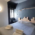 01 Sra Da Rocha Com Piscina E Ac - Casas & Papeis *